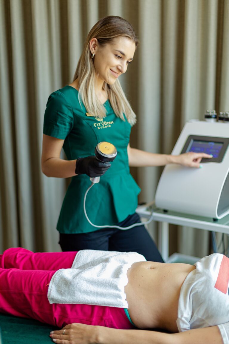 Zabieg liposukcji ultradźwiękowej (kawitacyjnej) wykonywany przez specjalistkę w gabinecie we Wrocławiu